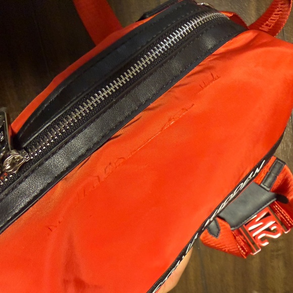 Steve Madden Sling / Crossbody Nylon Bag Bfuria Tik Tok Red & Black Convertible - Picture 4 of 4